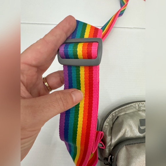 Nike Heritage BETRUE LGBT Unisex Crossbody Bag - Picture 3 of 15